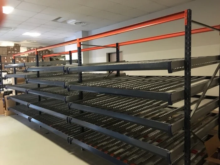 Rayonnage dynamique pour cartons