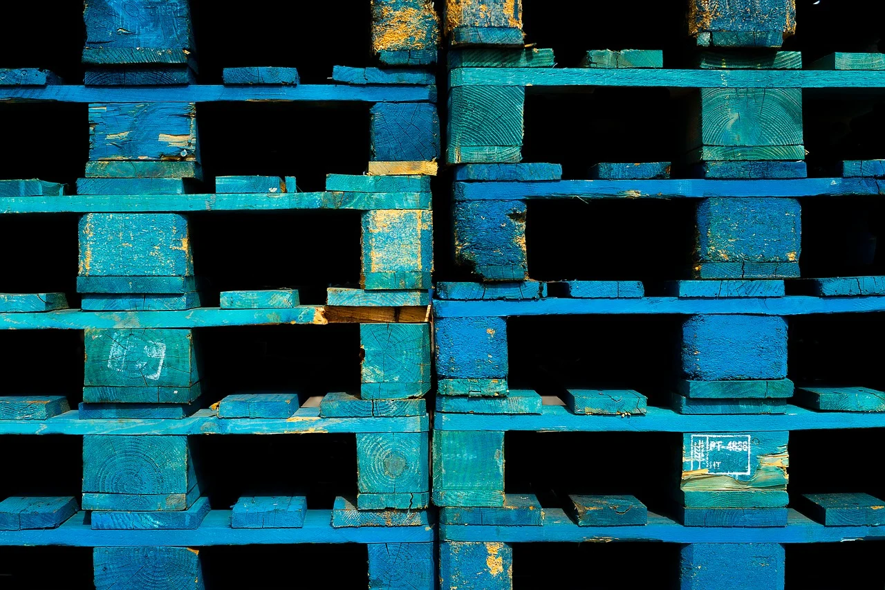 palettes en bois peintes en bleu