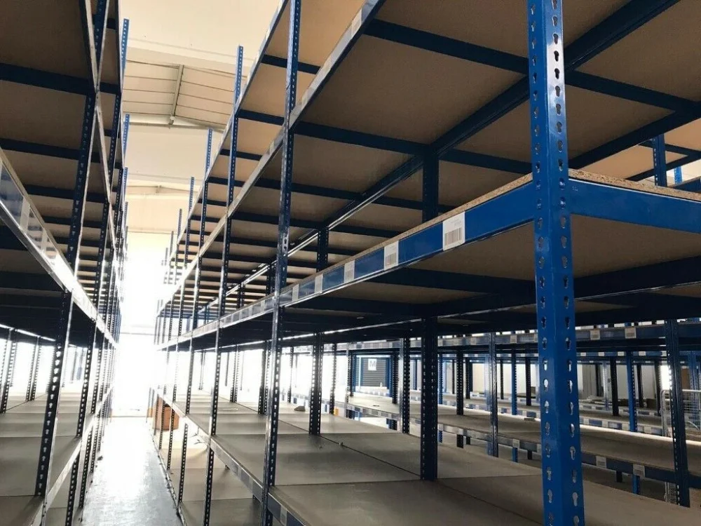 étagères de stockage entrepôt 22