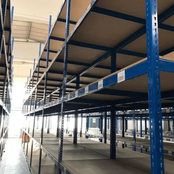étagères de stockage entrepôt 22