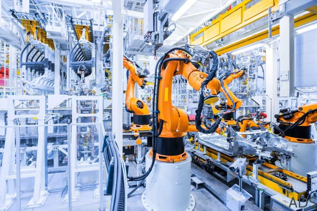 Bras robotique industriel sur une chaîne de production de l'industrie automobile ou métallurgique