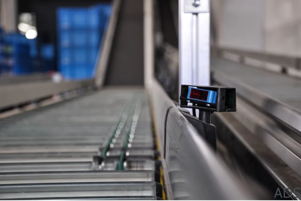 Capteur de poids sur le côté d'une ligne de tapis roulant industriel